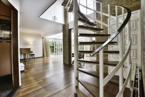 Schody zabiegowe i balustrady – funkcjonalne połączenie stylu i ergonomii w nowoczesnych wnętrzach