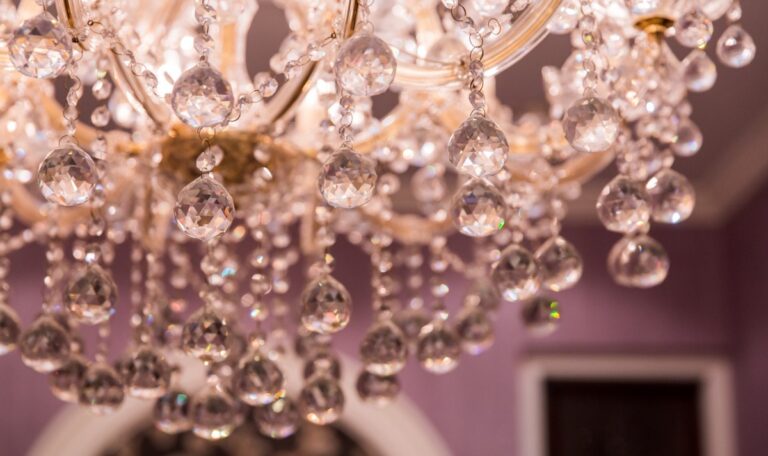 Żyrandole czarne czy żyrandole glamour